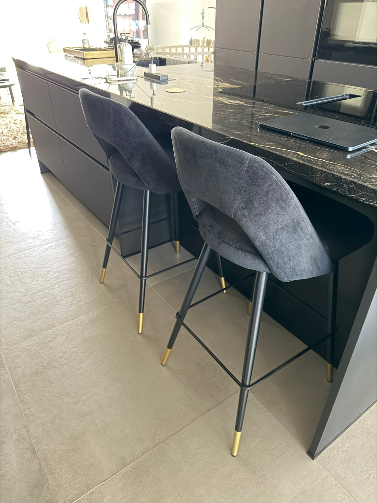 Set van 2 luxe barstoelen - Zwart fluweel met goud, Huis en Inrichting, Barkrukken, Ophalen, Met voetsteun, Zo goed als nieuw
