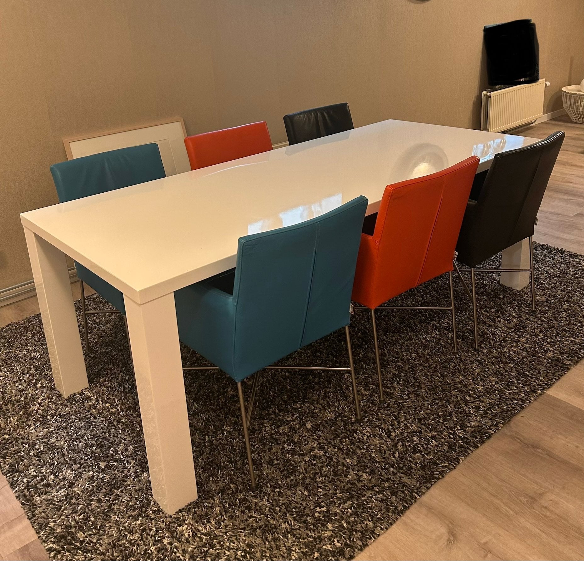 Eettafel met 6 Movani stoelen (2x blauw, 2x oranje, 2x zwart, Huis en Inrichting, Ophalen, Overige kleuren, Leer, Zo goed als nieuw