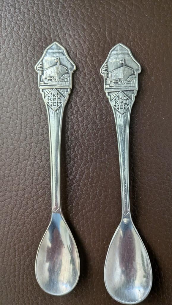 2 verzilverde theelepels KRO met gebouw, Ophalen of Verzenden