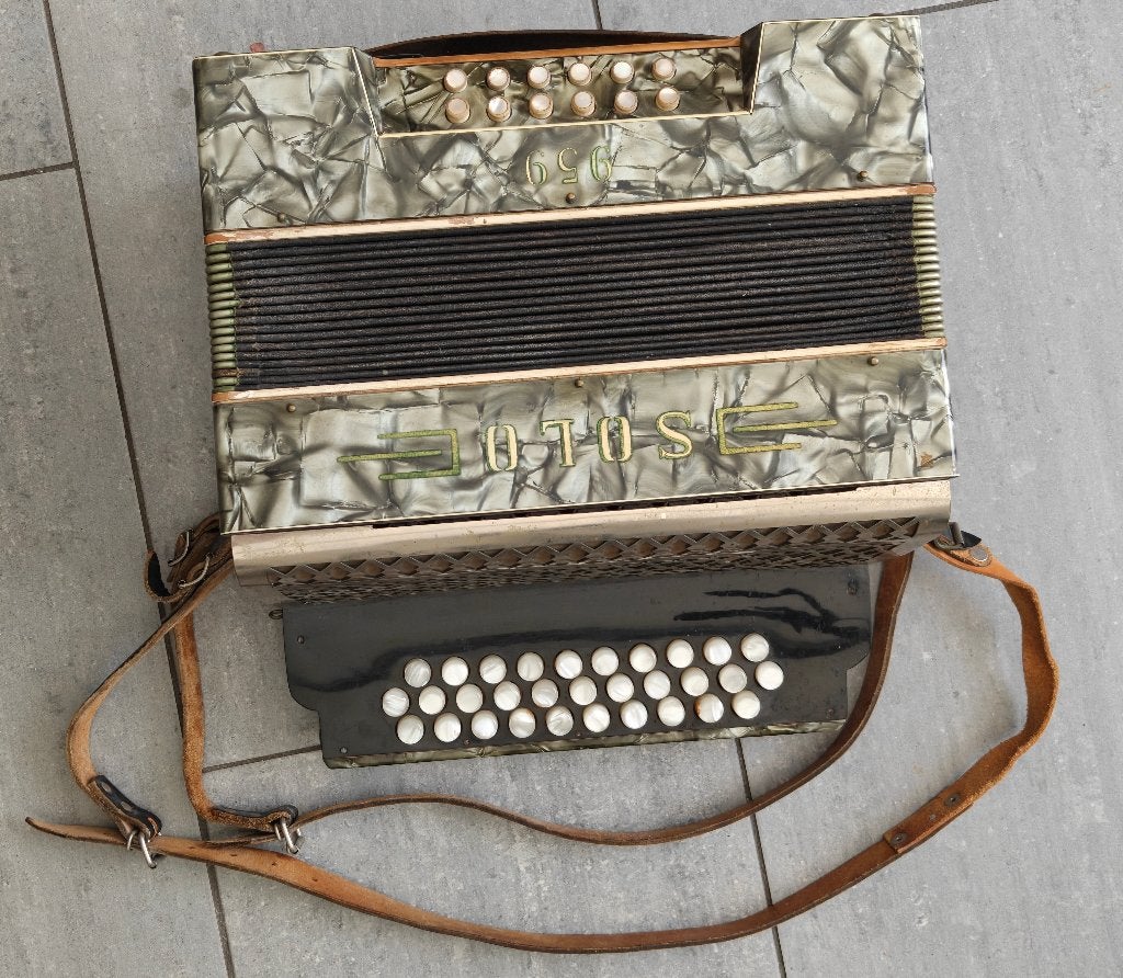 Diatonische trekharmonica, Muziek en Instrumenten, Accordeons, Gebruikt, Met riemen, Overige formaten, Knopaccordeon