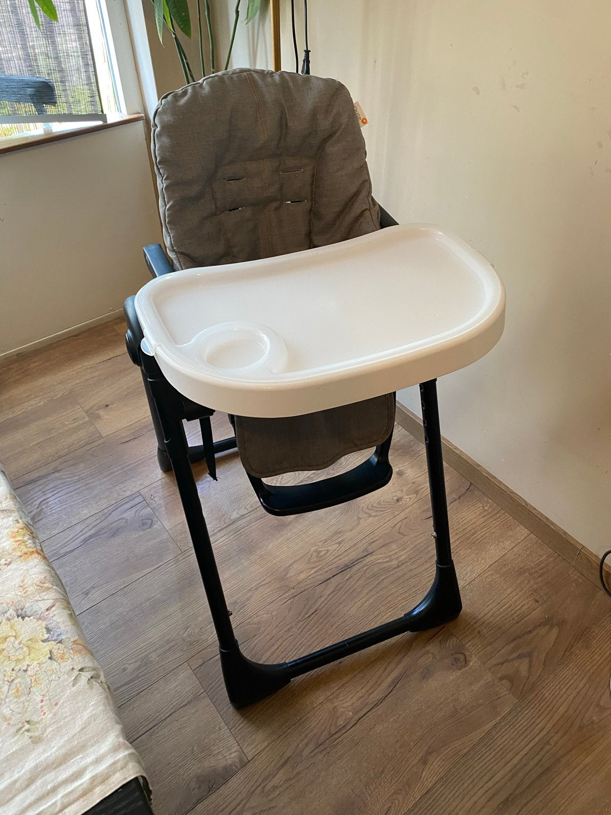 Qute Q-Lunch Kinderstoel – Zwart/Grijs/Wit, Kinderen en Baby's, Kinderstoelen, Ophalen, Zo goed als nieuw, Inklapstoel, Afneembaar eetblad