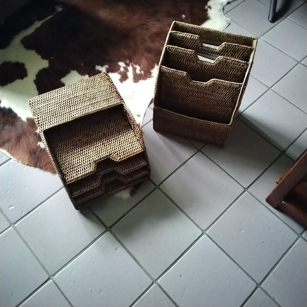 2 Rotan/Rieten Lectuurmanden/Bakken, Huis en Inrichting, Woonaccessoires | Krantenbakken en Lectuurbakken, Meerdere vakken, Gebruikt