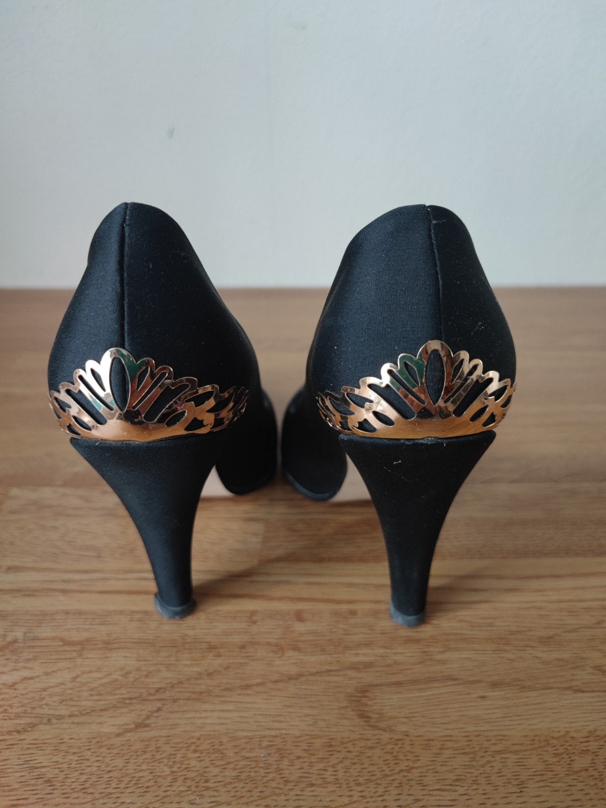 Zwarte pumps met gouden details - Maat 36, Zwart, Ophalen of Verzenden, Zo goed als nieuw, Schoenen met hoge hakken