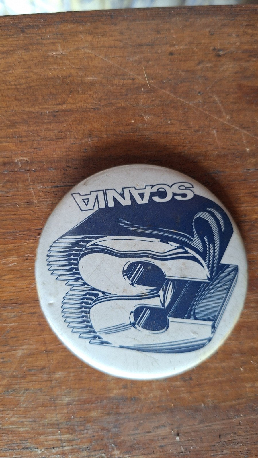 Scania button / speldje - 5.5 cm rond - Voor de verzamelaar, Verzamelen, Ophalen