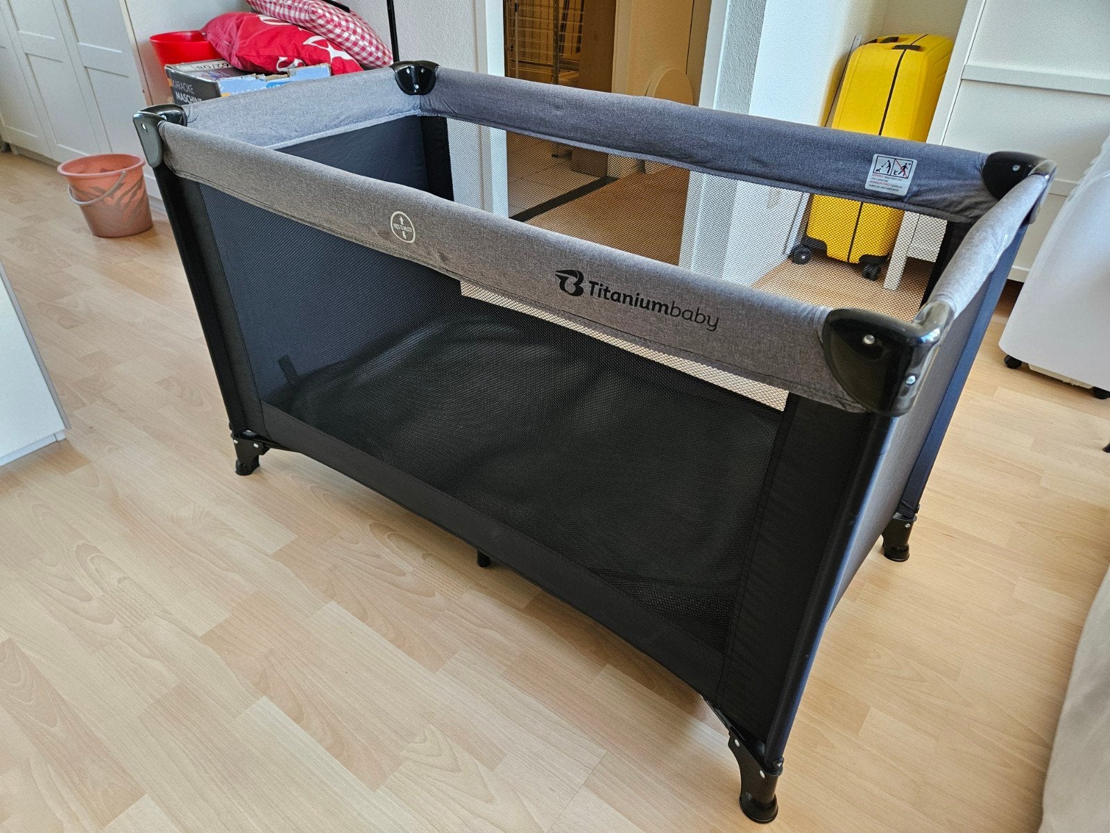 Titanium baby campingbed 60x120, + matras, Ophalen, Zo goed als nieuw, Reisbedje
