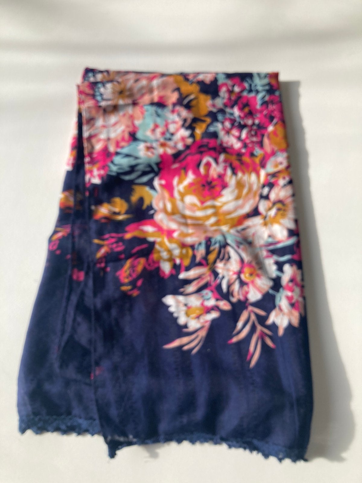 Grote SJAAL met prachtige Print bloemen, Ophalen of Verzenden, Zo goed als nieuw, Maat 46/48 (XL) of groter, Sjaal