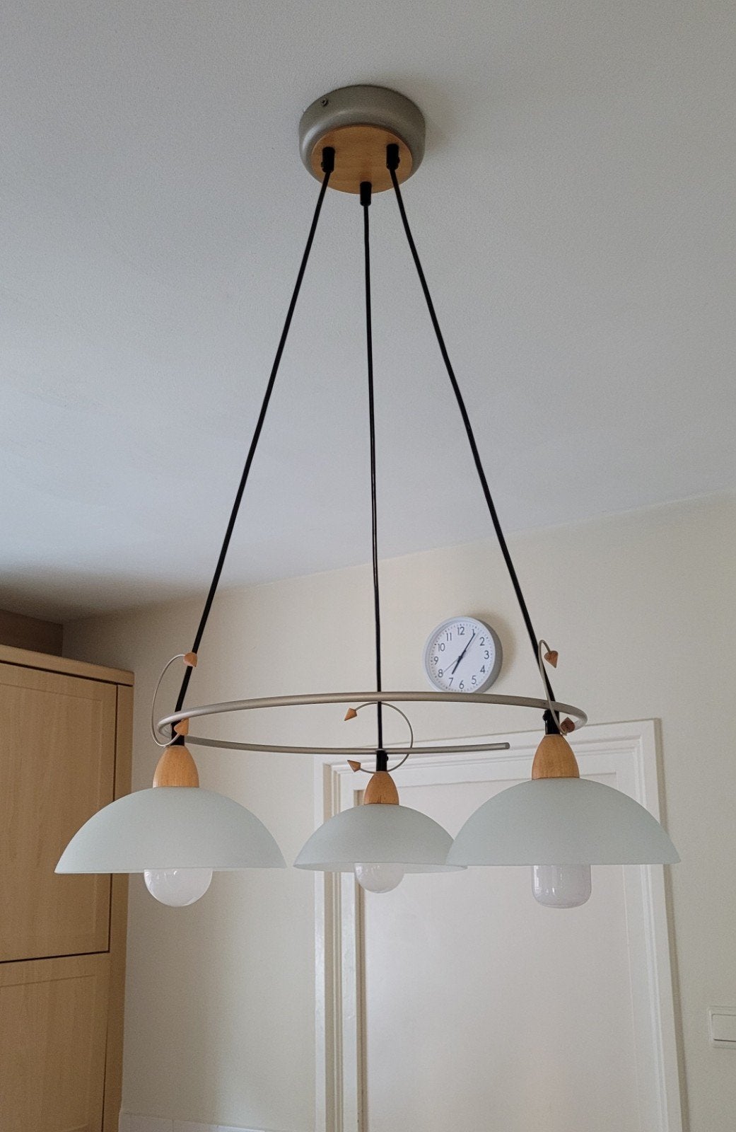 Hanglamp met 3 matglazen kappen en houten details, Ophalen, Gebruikt, E27 (groot), Glas