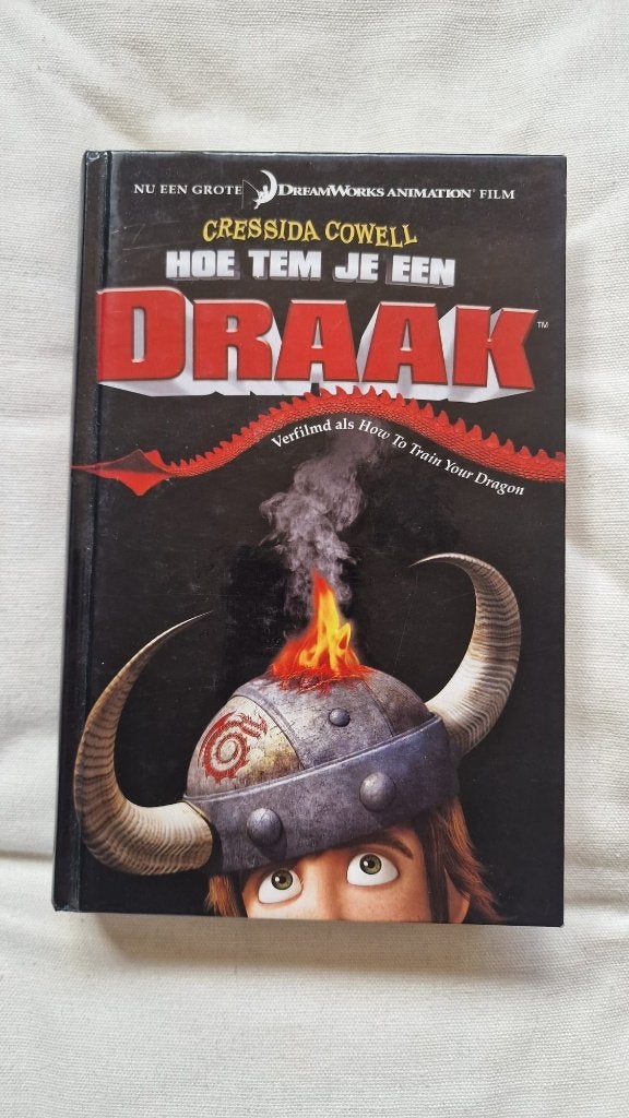 Hoe tem je een draak - Cressida Cowell, Ophalen of Verzenden, Gelezen
