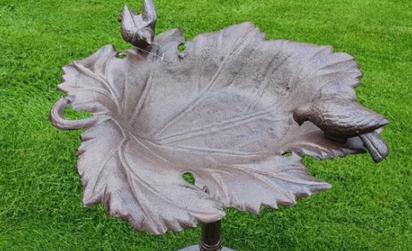 GIETIJZER VOGELDRINK SCHAAL OP VOET, Huis en tuin decoratie Marie, Nieuw, Info@huisentuindecoratiemarie.nl, Peize