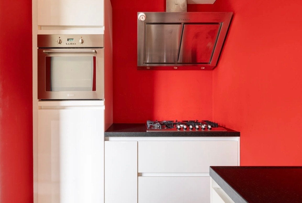 Compacte Witte Keuken met Zwart Werkblad en Apparatuur, Ophalen, Gebruikt, Wit, Overige typen