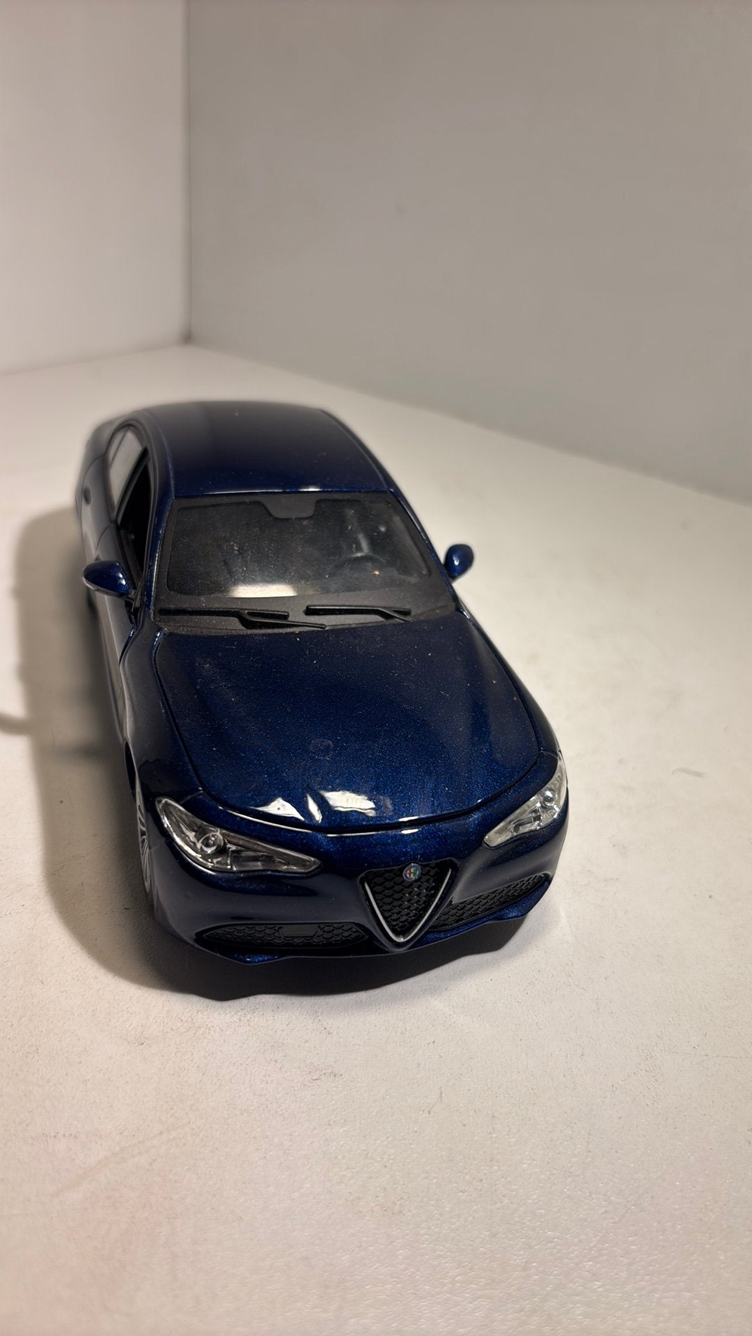 Alfa romeo guilia bburago 1.24, Ophalen of Verzenden, Bburago, A, A