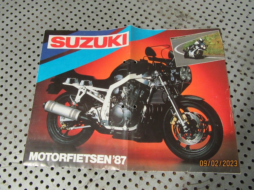 Suzuki 1987 kleurenfolder Reclame Adv. o.a. RG250 RG500 GSX, Ophalen of Verzenden, Gebruikt, Motoren