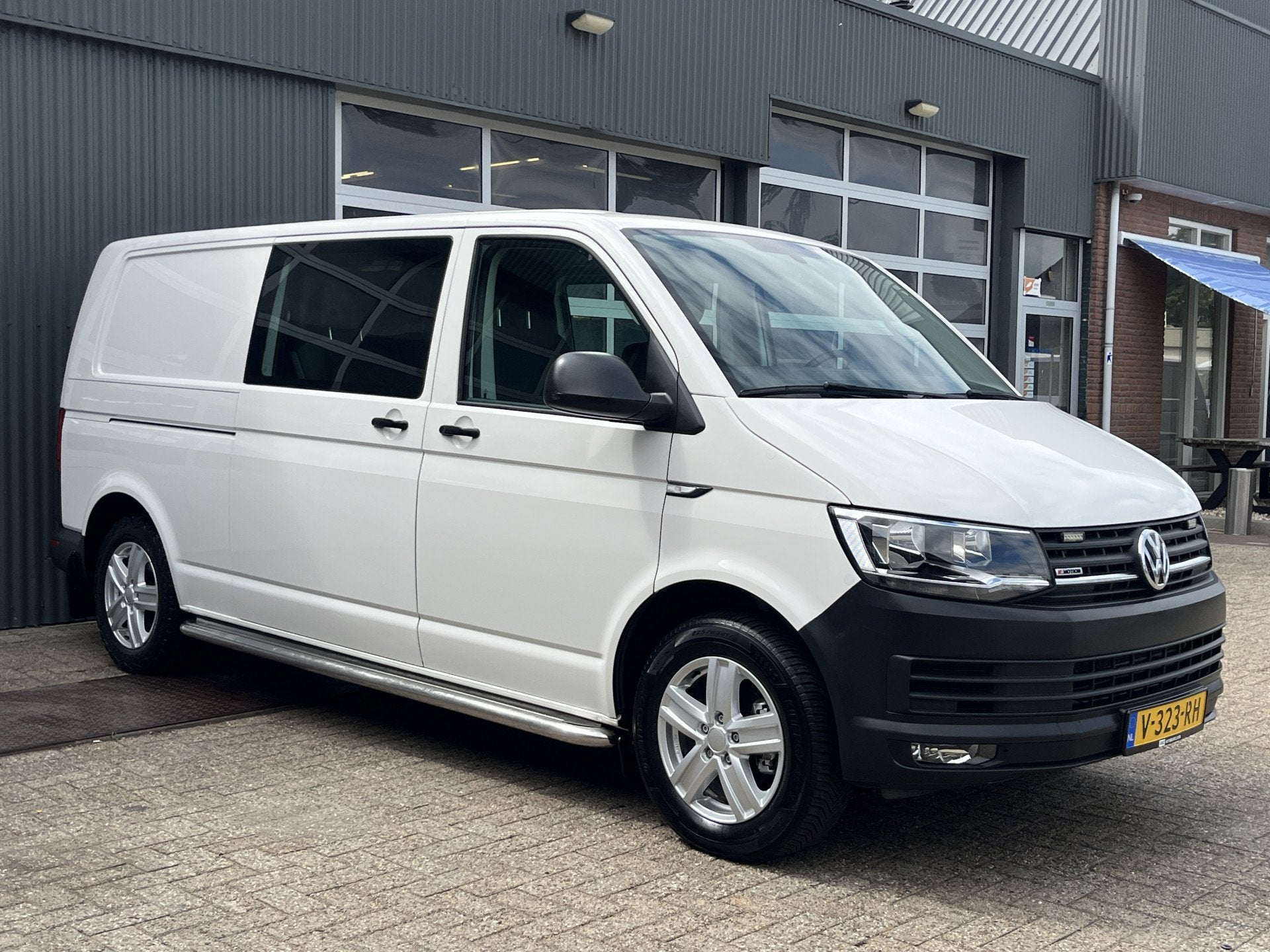 Volkswagen Transporter 2.0 TDI L2H1 DC 4Motion 150pk 4x4 Vie, Auto's, Bestelauto's, Stof, Gebruikt, 4 cilinders, 150 pk