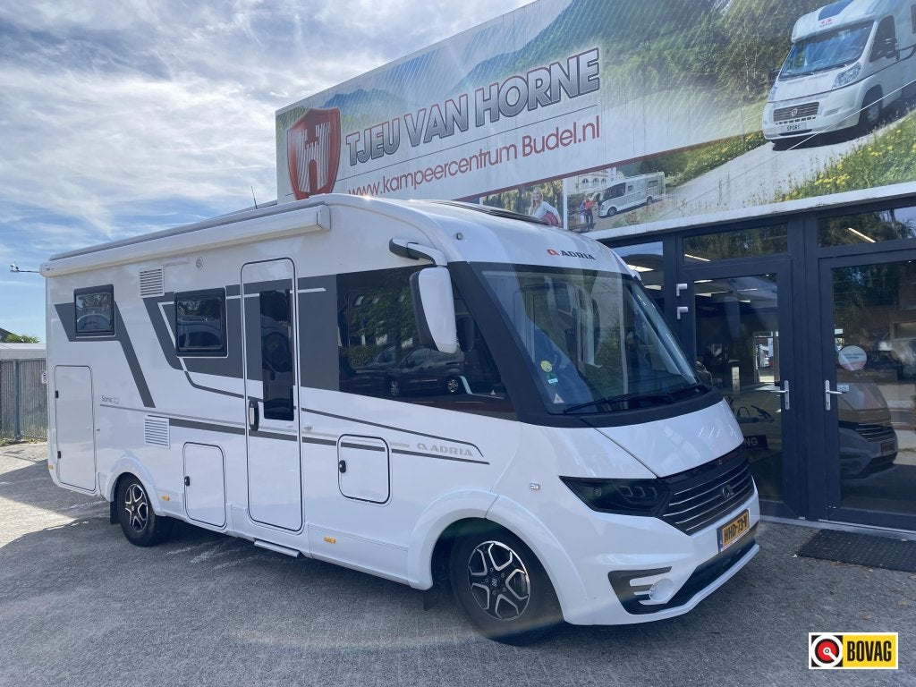 Adria Sonic 600 SL 180PK automaat (ex-verhuur, compleet!), Caravans en Kamperen, Campers, Integraal, Afzuigkap, Ringverwarming