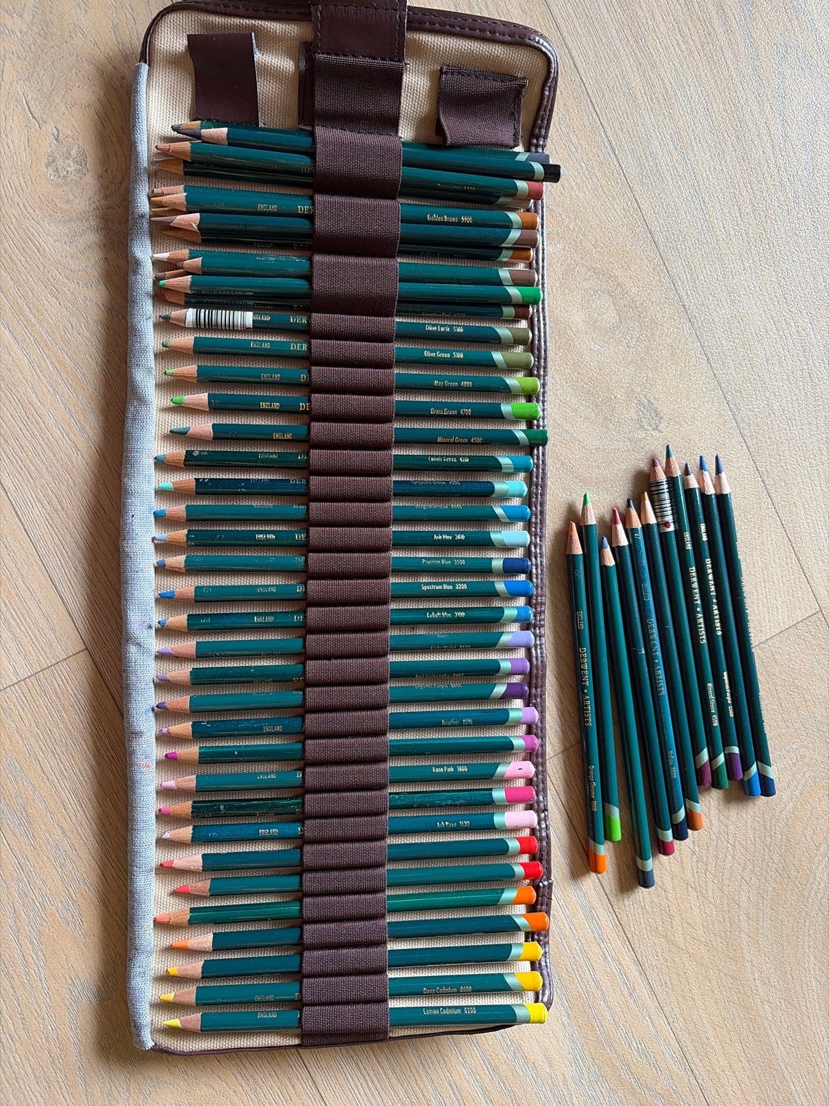 40 Derwent Artist Kleurpotloden in Derwent Rolmap, Hobby en Vrije tijd, Tekenen, Ophalen, Gebruikt, Potlood of Stift