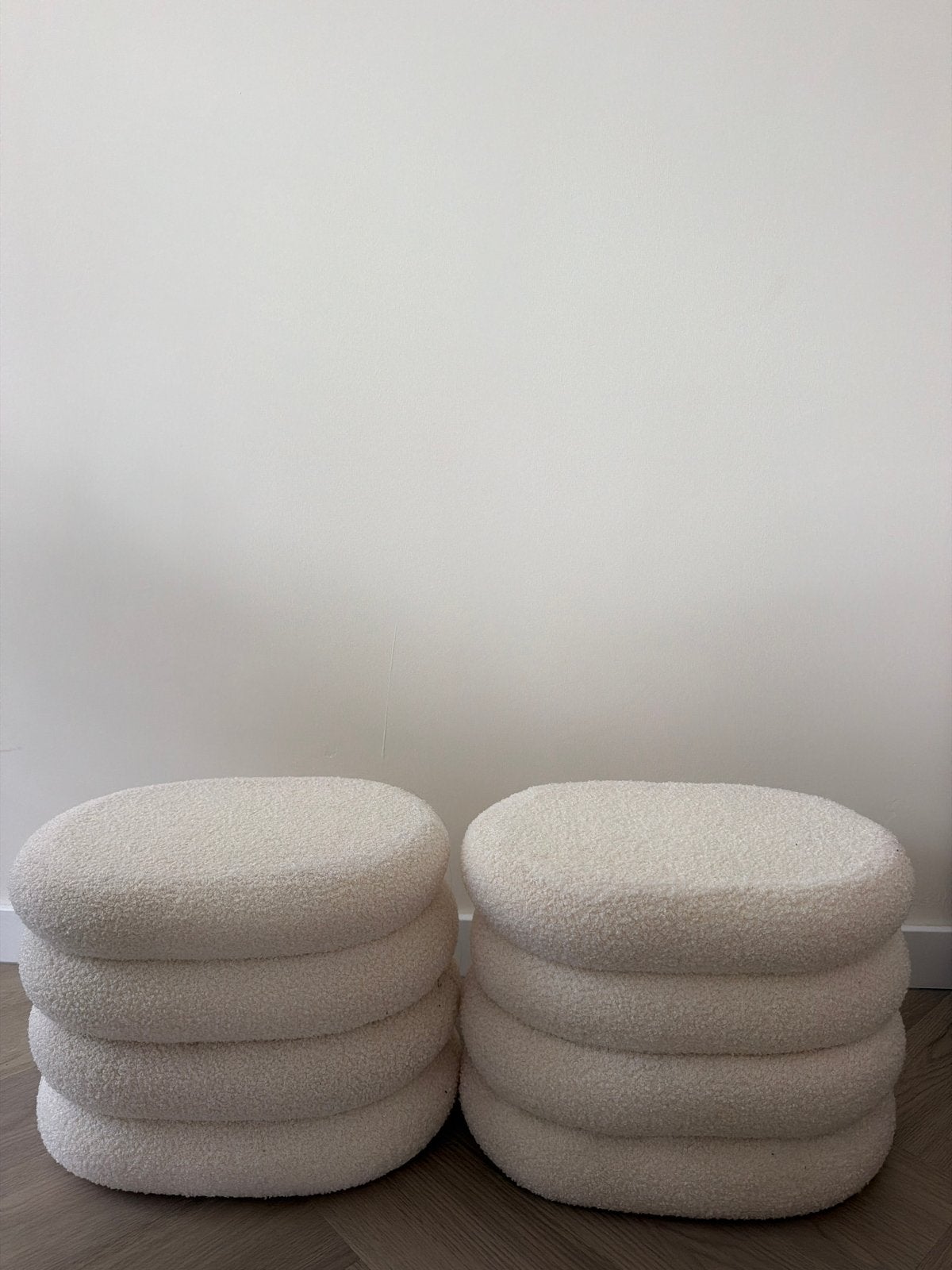 2 Nieuwe poefjes, zachte bouclé stof, Ophalen, Nieuw, Rond, Stof