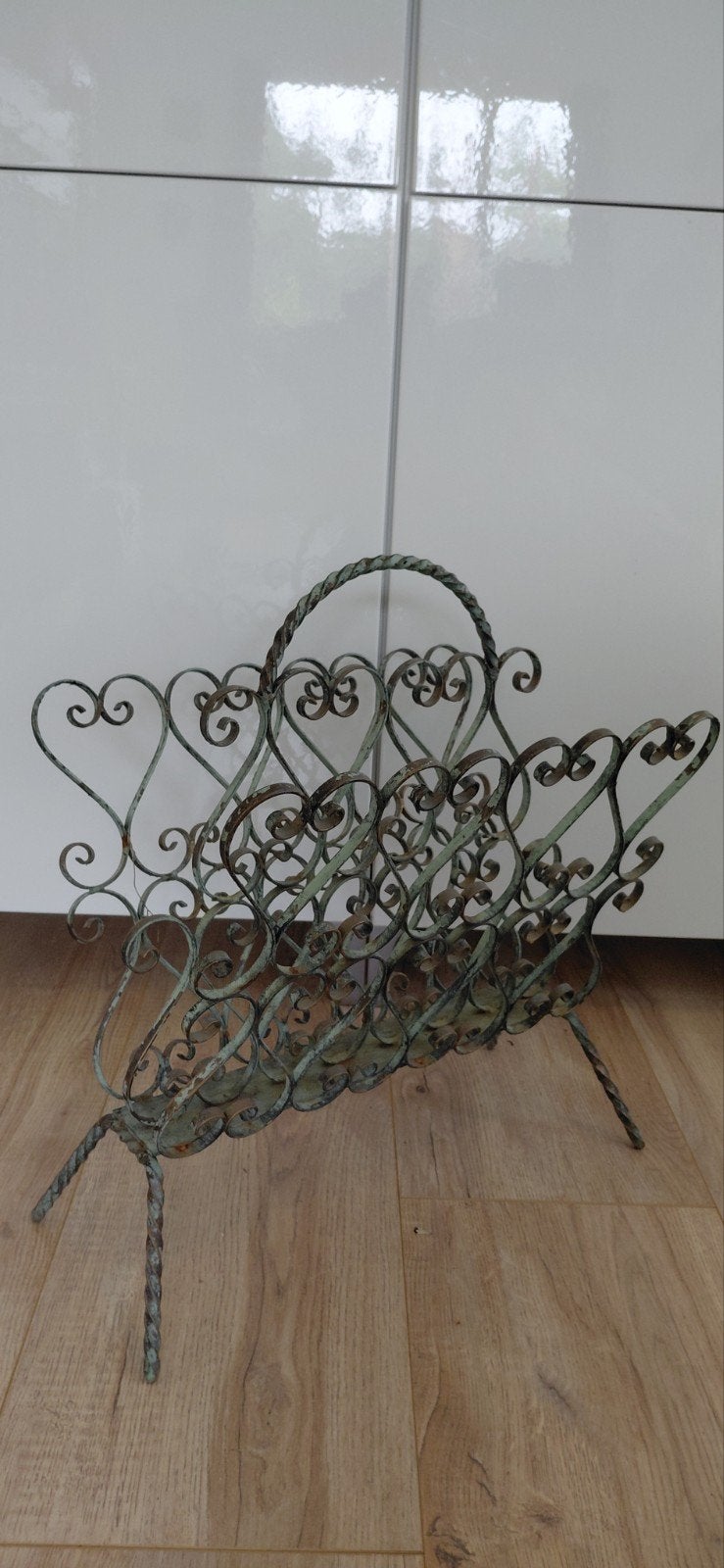 Vintage smeedijzeren krantenbak met patina, Huis en Inrichting, Gebruikt, Metaal, Geschikt voor vinyl, Krantenbak