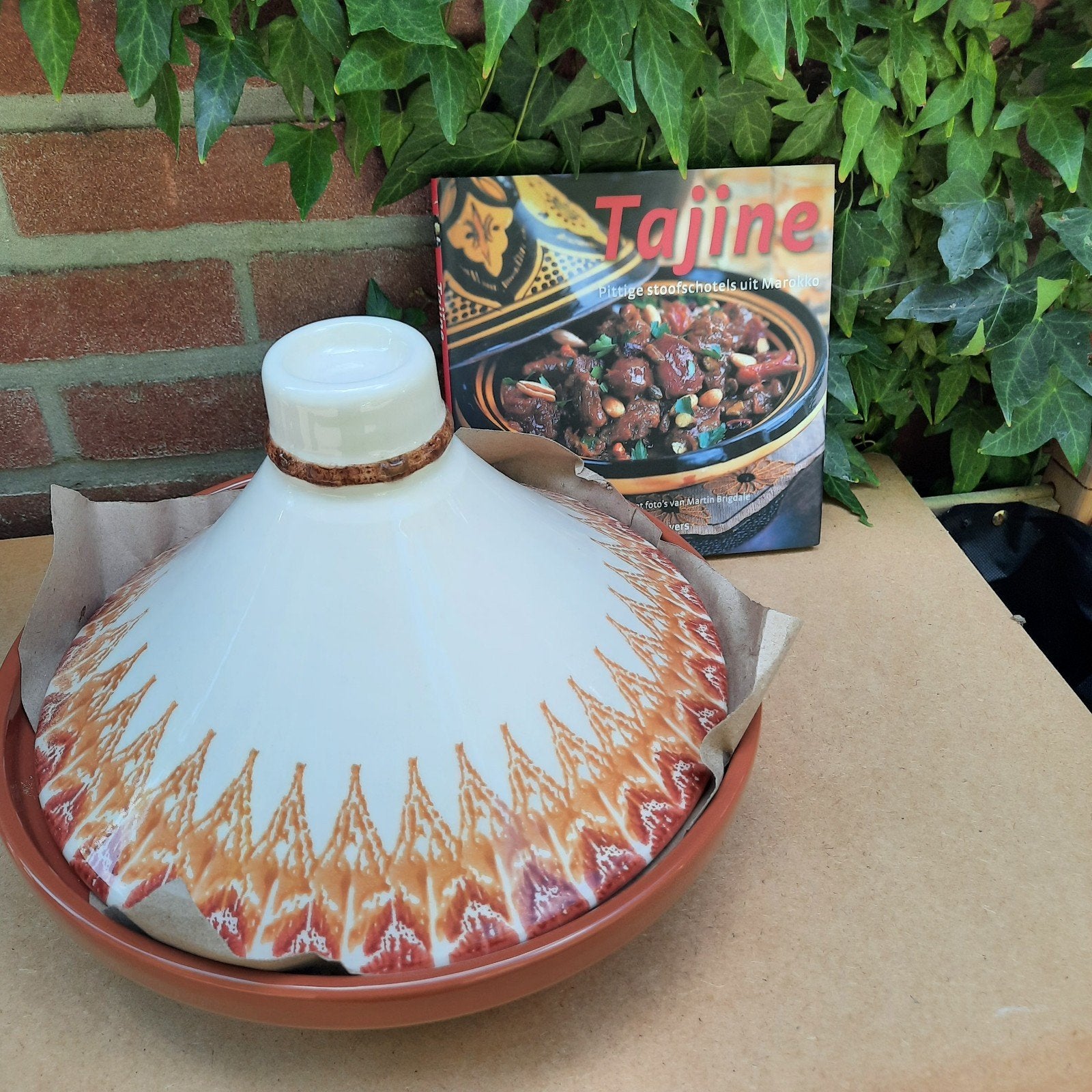 Tajine (schotel bruin, deksel crème met motief), Huis en Inrichting, Keuken | Potten en Pannen, Ophalen of Verzenden, Nieuw, Overige materialen