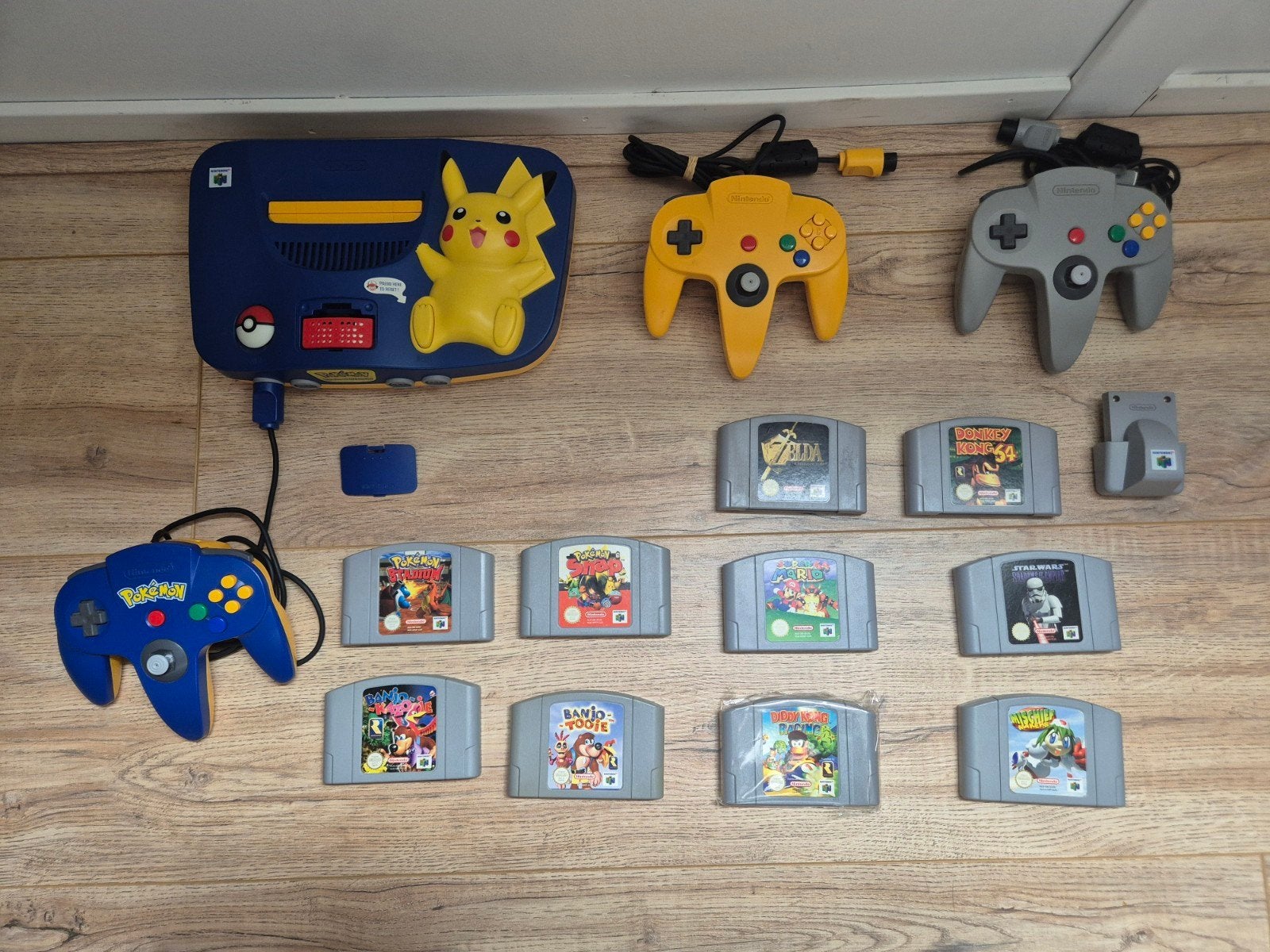 Nintendo 64 Console - Pokémon Pikachu uitvoering + extra's, Spelcomputers en Games, Ophalen of Verzenden, Zo goed als nieuw, Met 1 controller