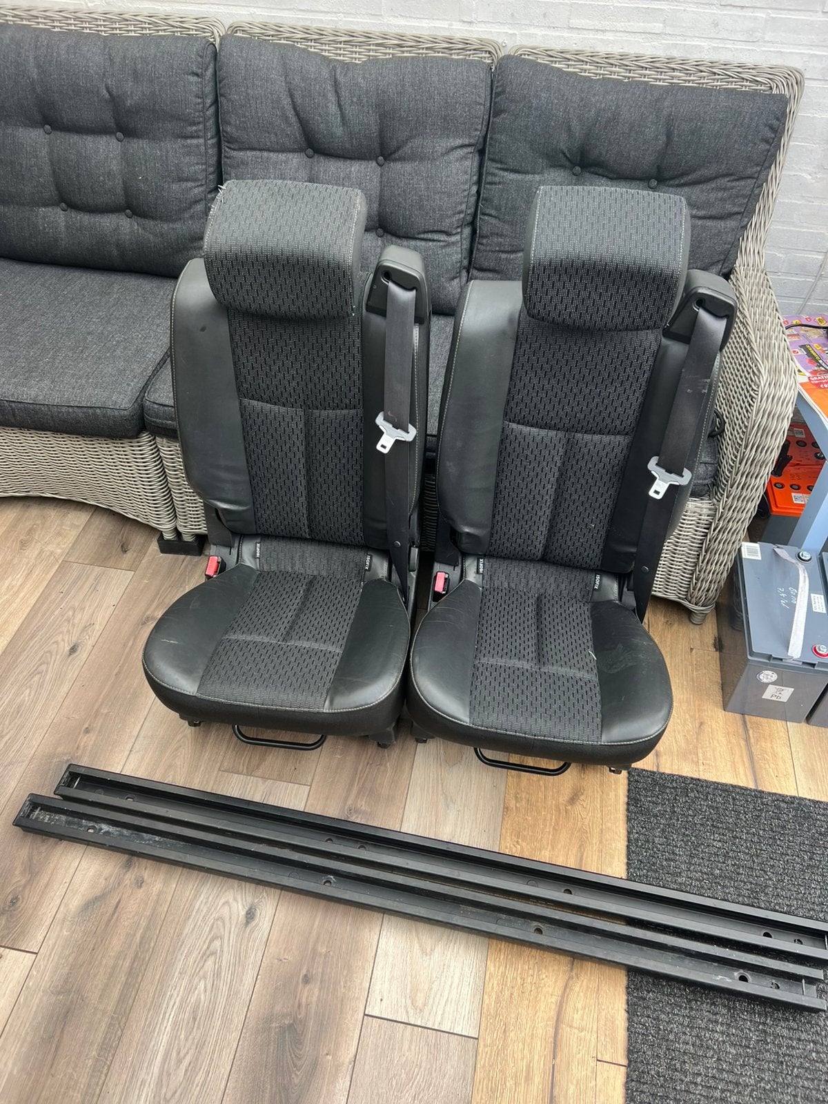 2 half leren stoelen 3p gordel vloerrails koopje 300€, Caravans en Kamperen, Camper-accessoires, Ophalen of Verzenden