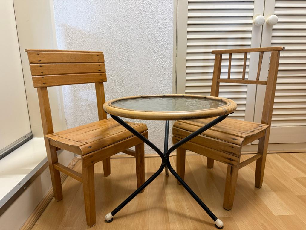 Houten kindertafel met twee stoeltjes, Ophalen, Gebruikt, Hout
