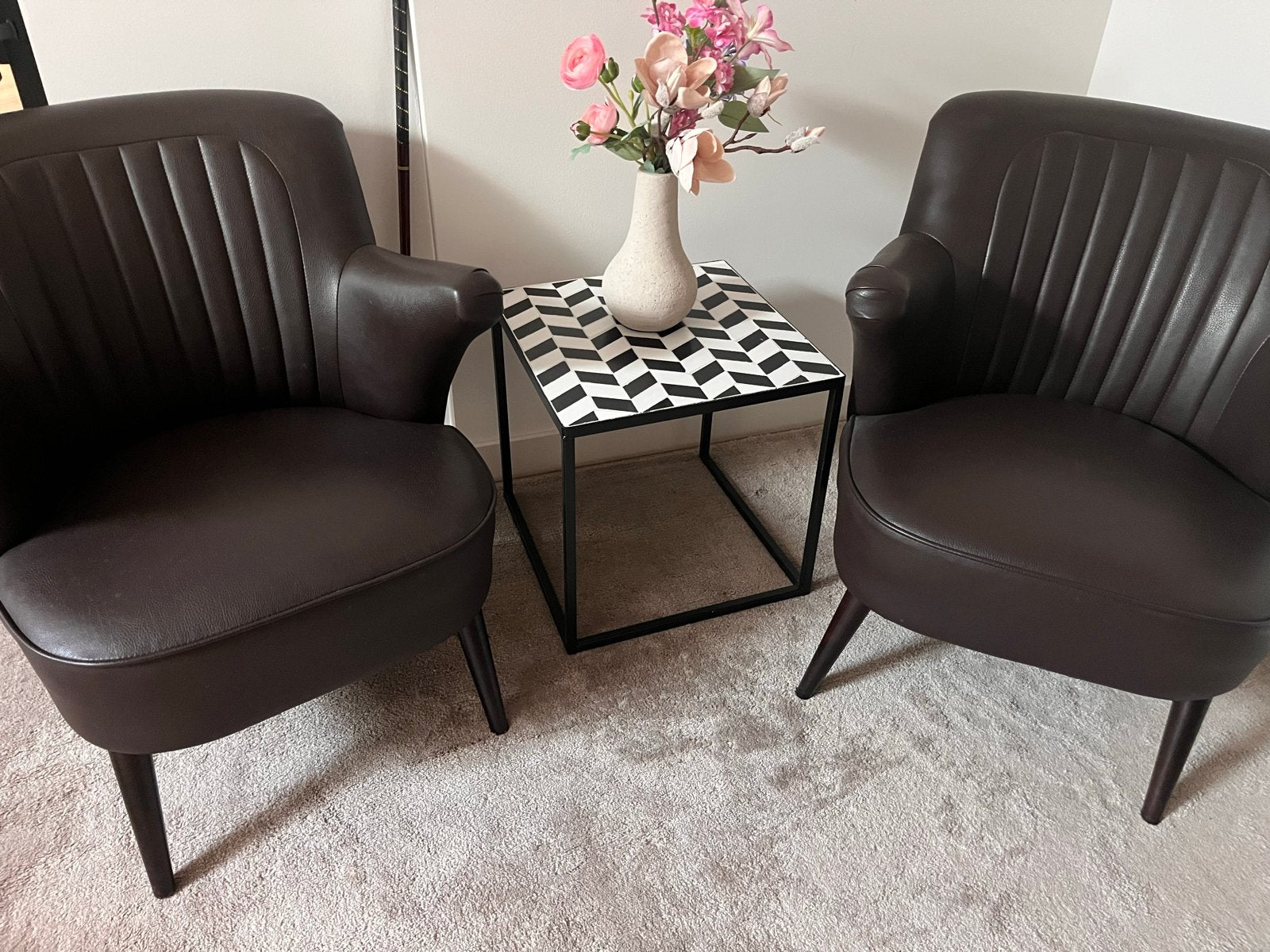 Twee donkerbruine fauteuils van kunstleer, Ophalen, Kunststof, Twee, Bruin