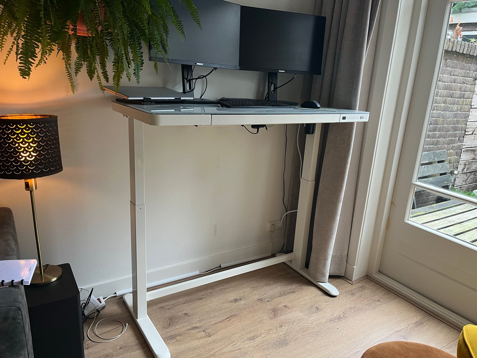 Elektrisch in hoogte verstelbaar zit-sta bureau, Huis en Inrichting, Ophalen, Zit-sta bureau, Elektrisch, Zo goed als nieuw