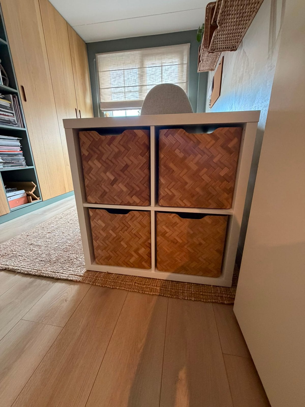Witte Kallax kast met 4 rieten manden, Huis en Inrichting, Ophalen, Zo goed als nieuw
