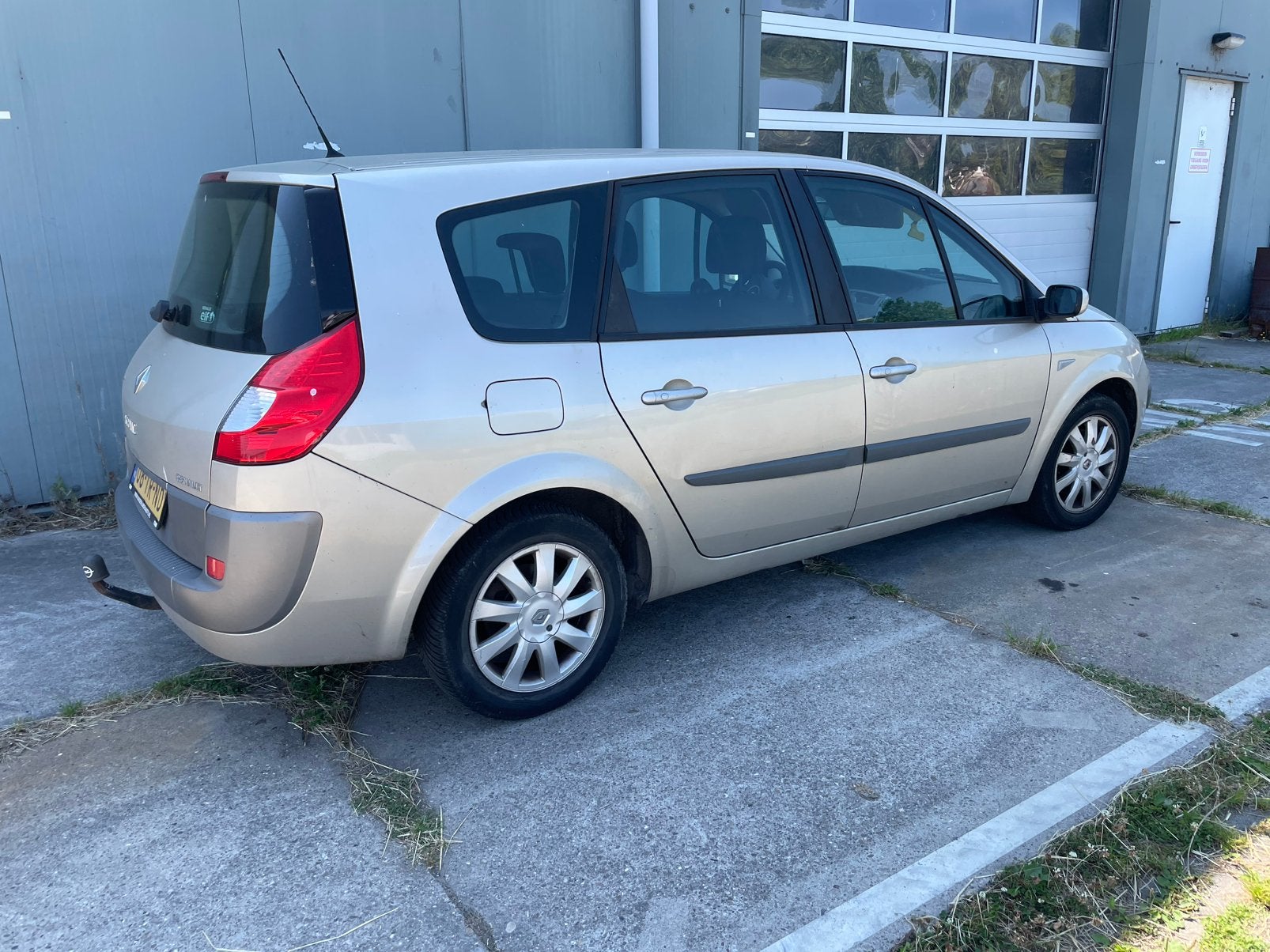 Renault Grand Scenic 2.0 5P EXPORT • AC • APK EIND OKTOBER.., Auto's, Voorwielaandrijving, 1998 cc, 4 cilinders, Beige