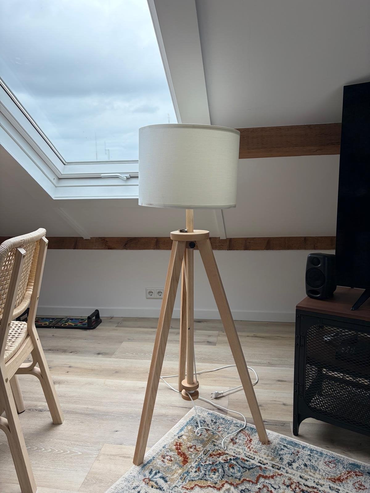 Staande lamp Lauters met houten driepoot en witte kap, Ophalen, E27 (groot), Zo goed als nieuw, 150 tot 200 cm