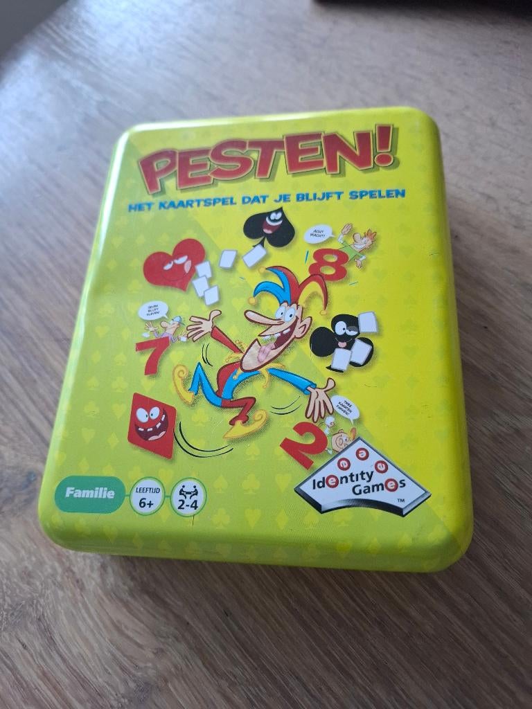 Pesten kaartspel in blik - compleet - Identity Games, Ophalen of Verzenden, Zo goed als nieuw