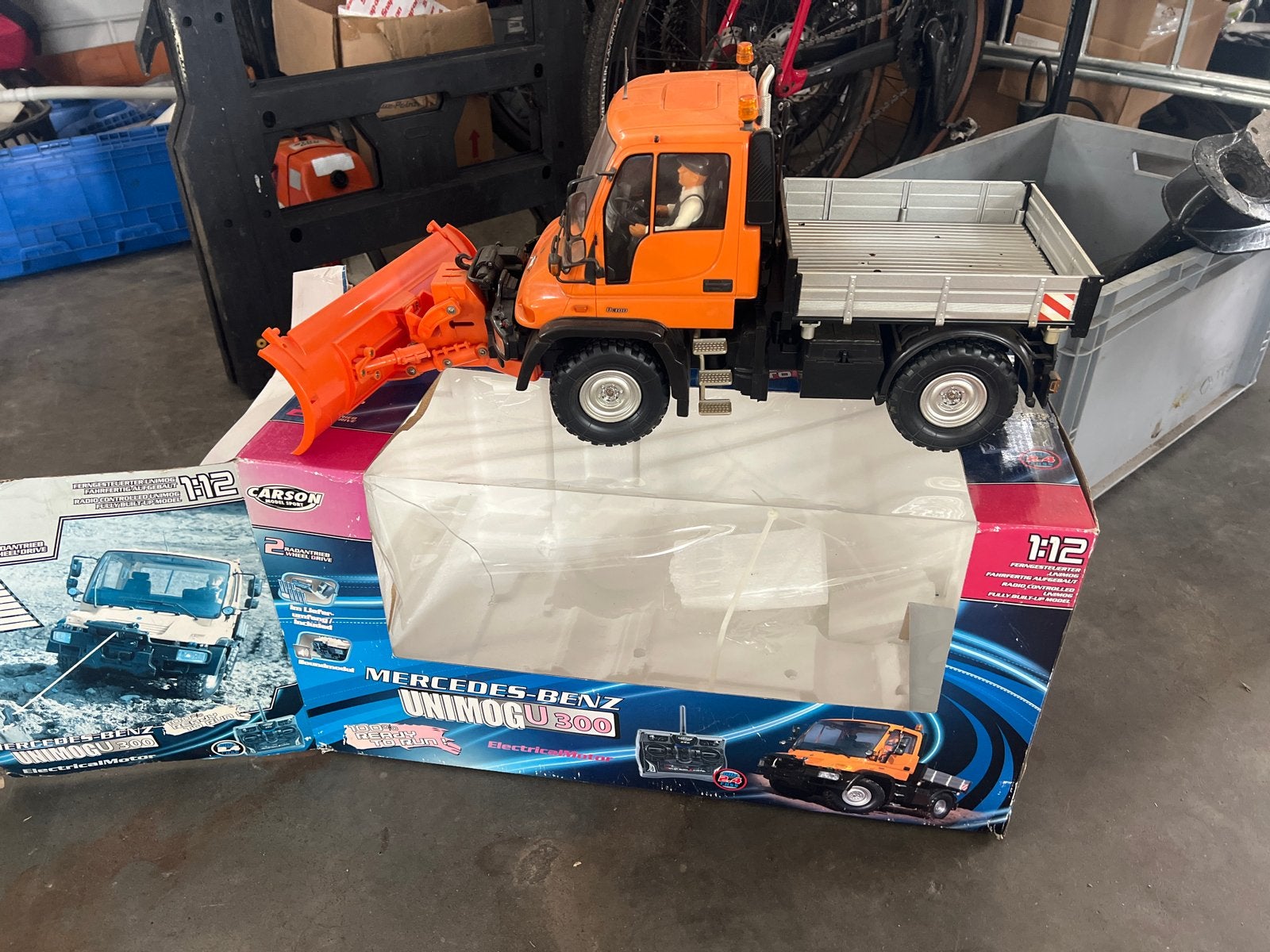 Carson Mercedes-Benz Unimog U300 RC Truck met sneeuwschuiver, Ophalen of Verzenden, Zo goed als nieuw