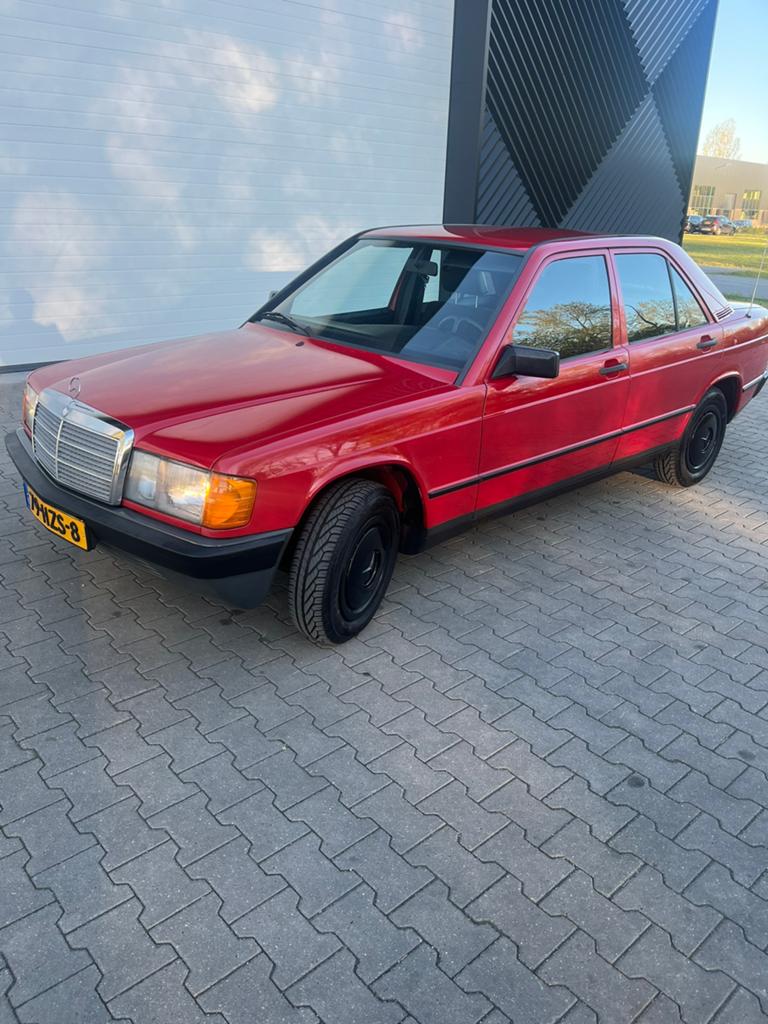Mercedes-Benz 190, 2.0 E,1983, 156000km,goed en mooi, 5900€, Auto's, Mercedes-Benz, 1097 kg, Zwart, 4 cilinders, 122 pk