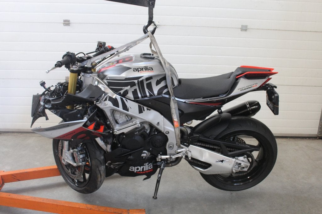 Aprilia Tuono V4 1100 2021 met voorschade, 4 cilinders, Motorrijbewijs A, Gebruikt, Meer dan 35 kW