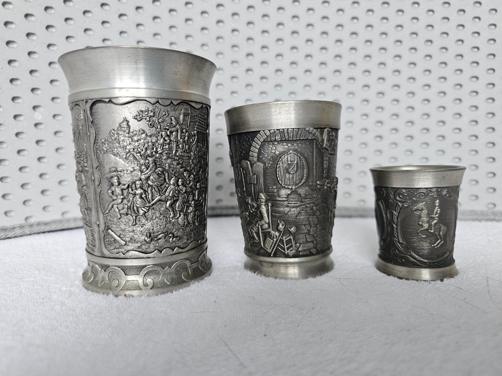 Set van 9 antieke tinnen bekers met reliëf, Ophalen of Verzenden