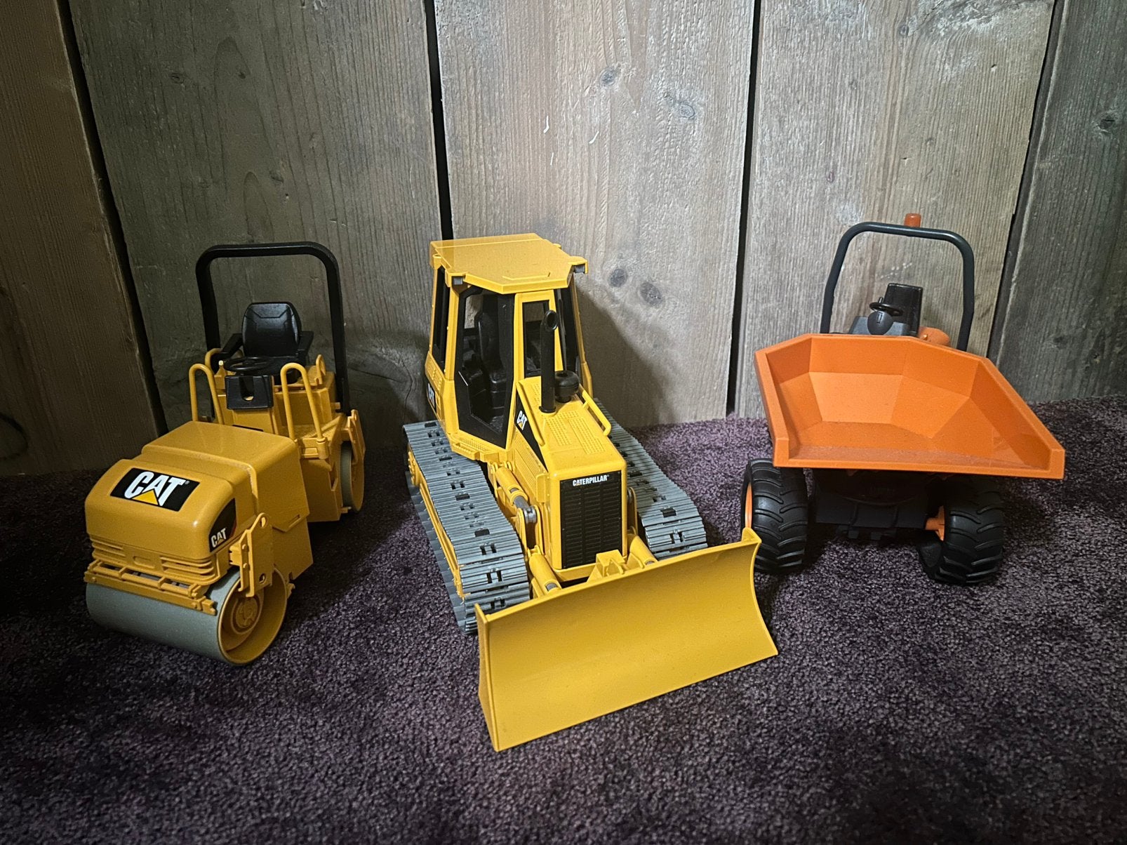Bruder 3 voertuigen + verkeersborden/hekken/pallets etc., Ophalen of Verzenden, Gebruikt
