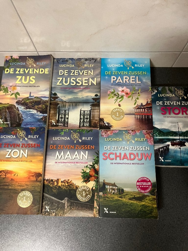 De zeven zussen serie boeken, Boeken, Ophalen of Verzenden, Gelezen, Lucinda Riley