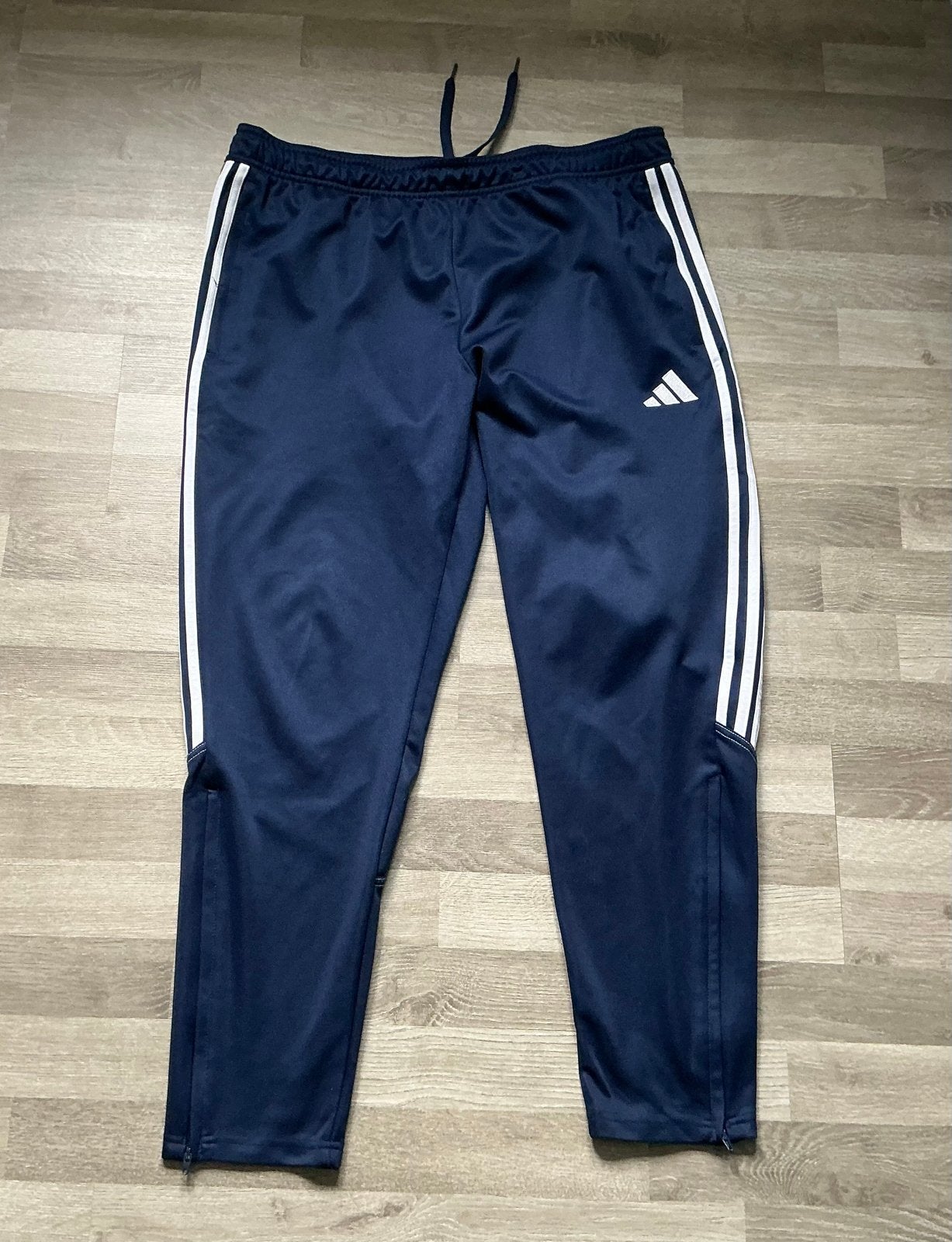 Adidas trainingsbroek XL - Donkerblauw met witte strepen, Kleding | Heren, Blauw, Maat 56/58 (XL), Ophalen of Verzenden, Zo goed als nieuw
