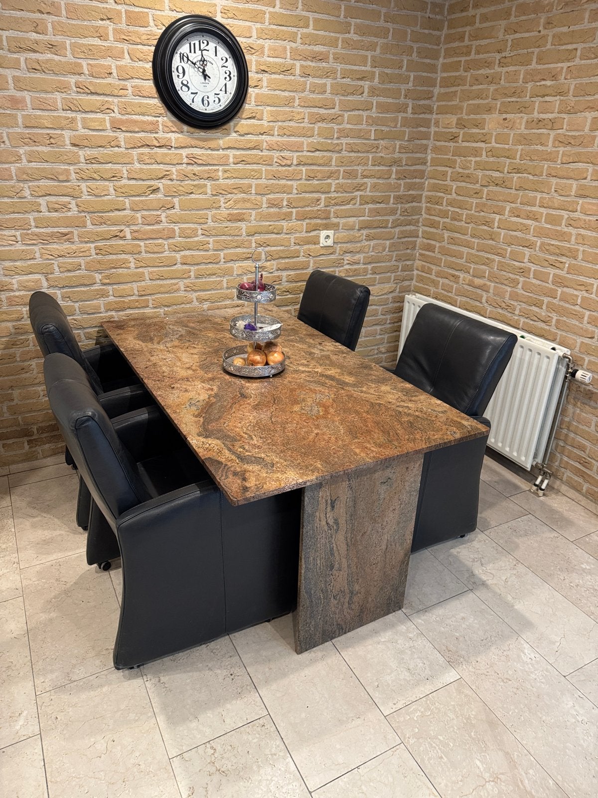 Granieten eettafel en 4 lederen stoelen verstelbaar, Huis en Inrichting, Ophalen, Overige materialen, Gebruikt, 100 tot 150 cm