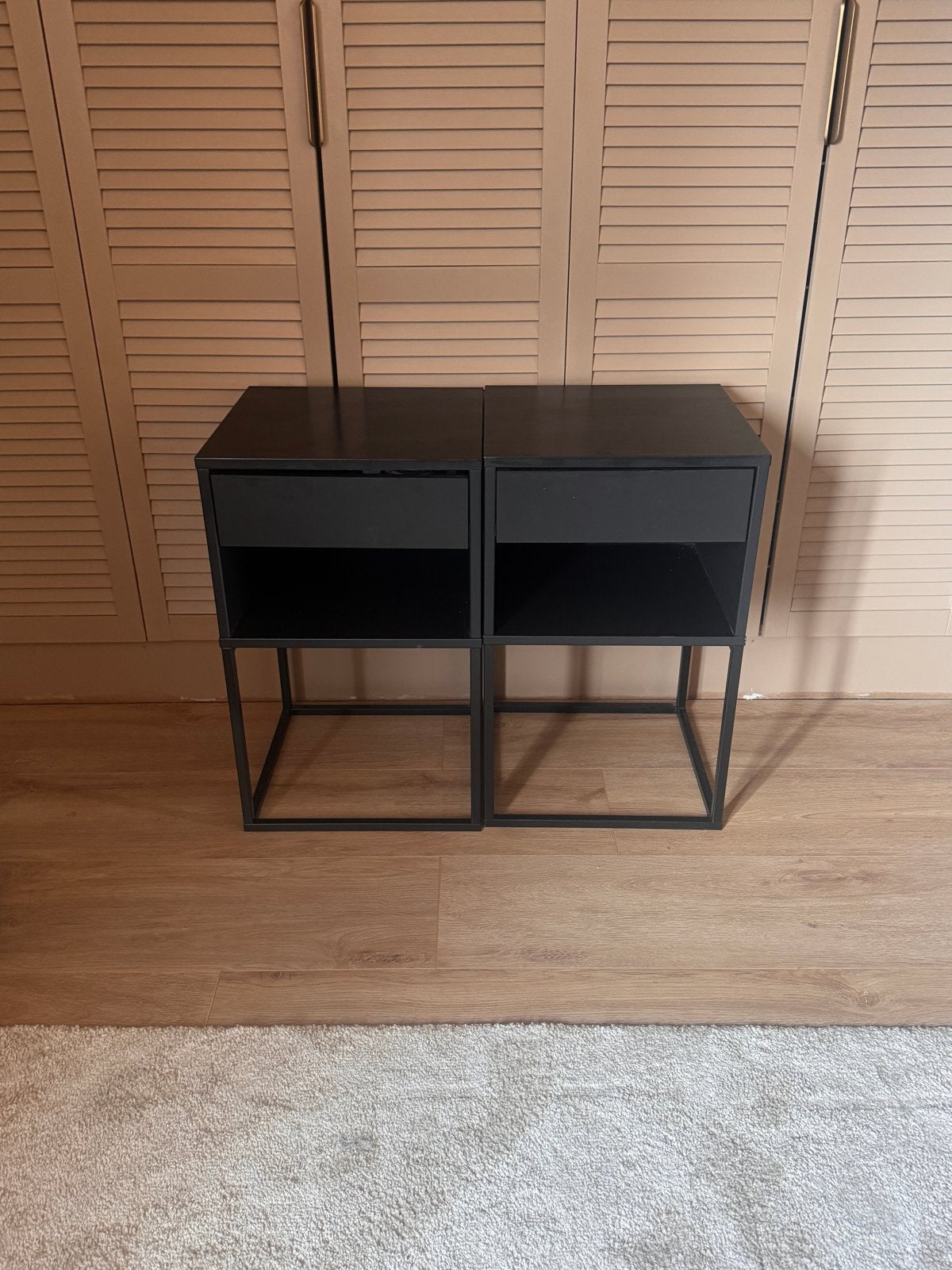 Twee zwarte Ikea Vikhammer nachtkastjes, Huis en Inrichting, Slaapkamer | Nachtkastjes, Ophalen, Gebruikt, Minder dan 45 cm, Metaal of Aluminium