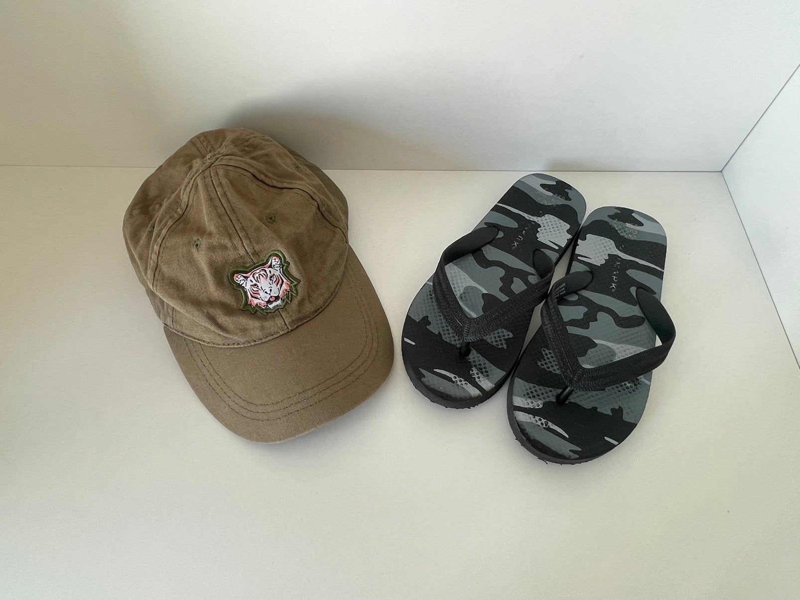 Stoere Zomerset: Khaki Tijger Pet & Primark Army Slippers, Gebruikt, Ophalen of Verzenden, Pet, Jongen