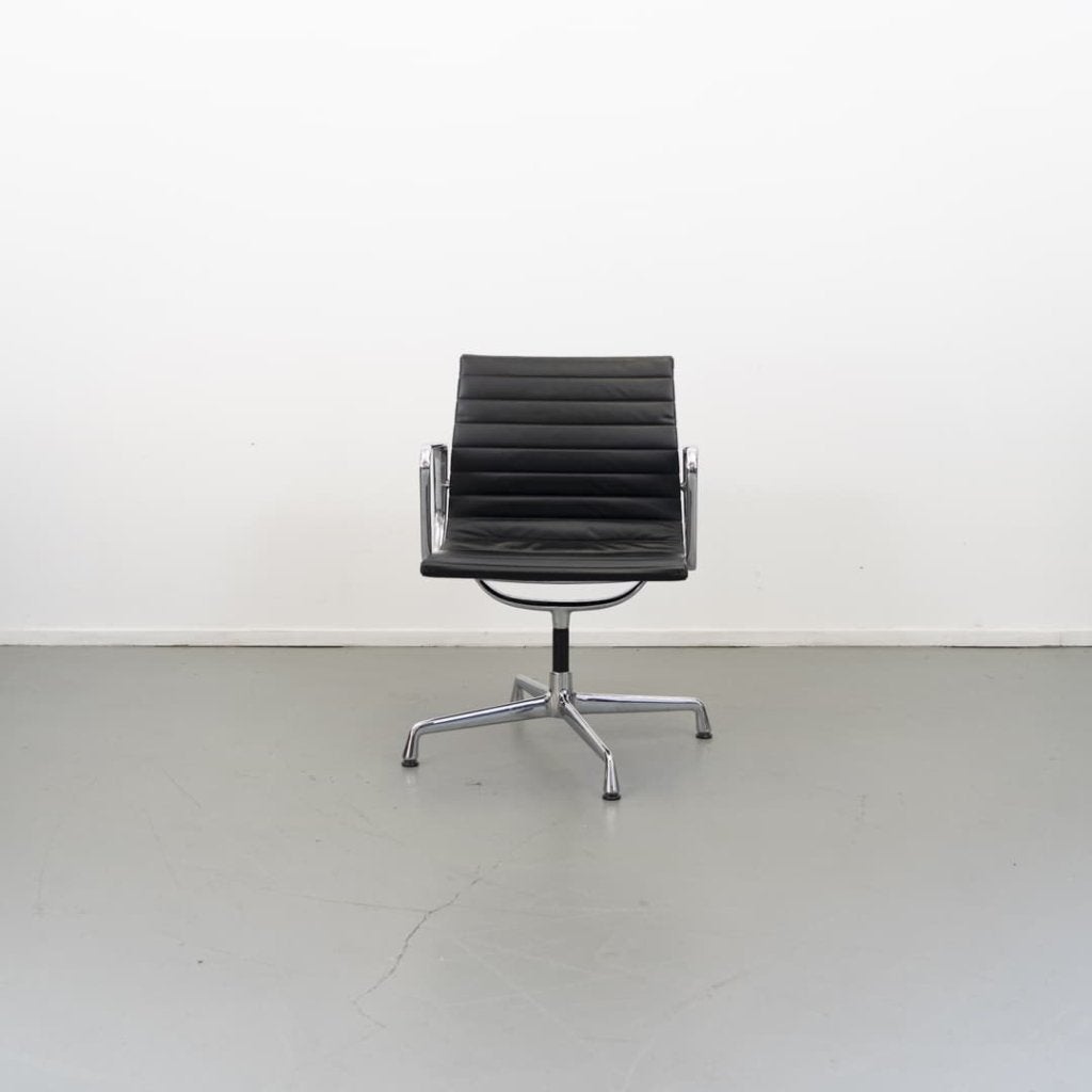 Vitra Eames EA 108 Stoel Zwart Leer - Chroom, Niet ingevuld, Zo goed als nieuw, Niet ingevuld, Niet ingevuld