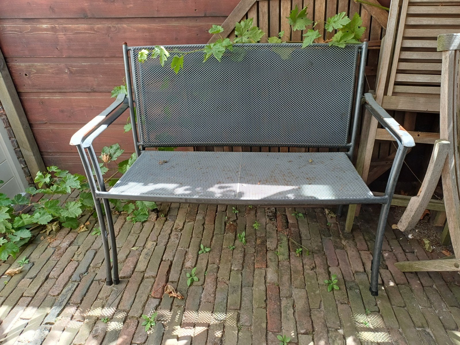 Gratis: twee stapelbare, metalen tuinbankjes, Ophalen, Gebruikt, Metaal