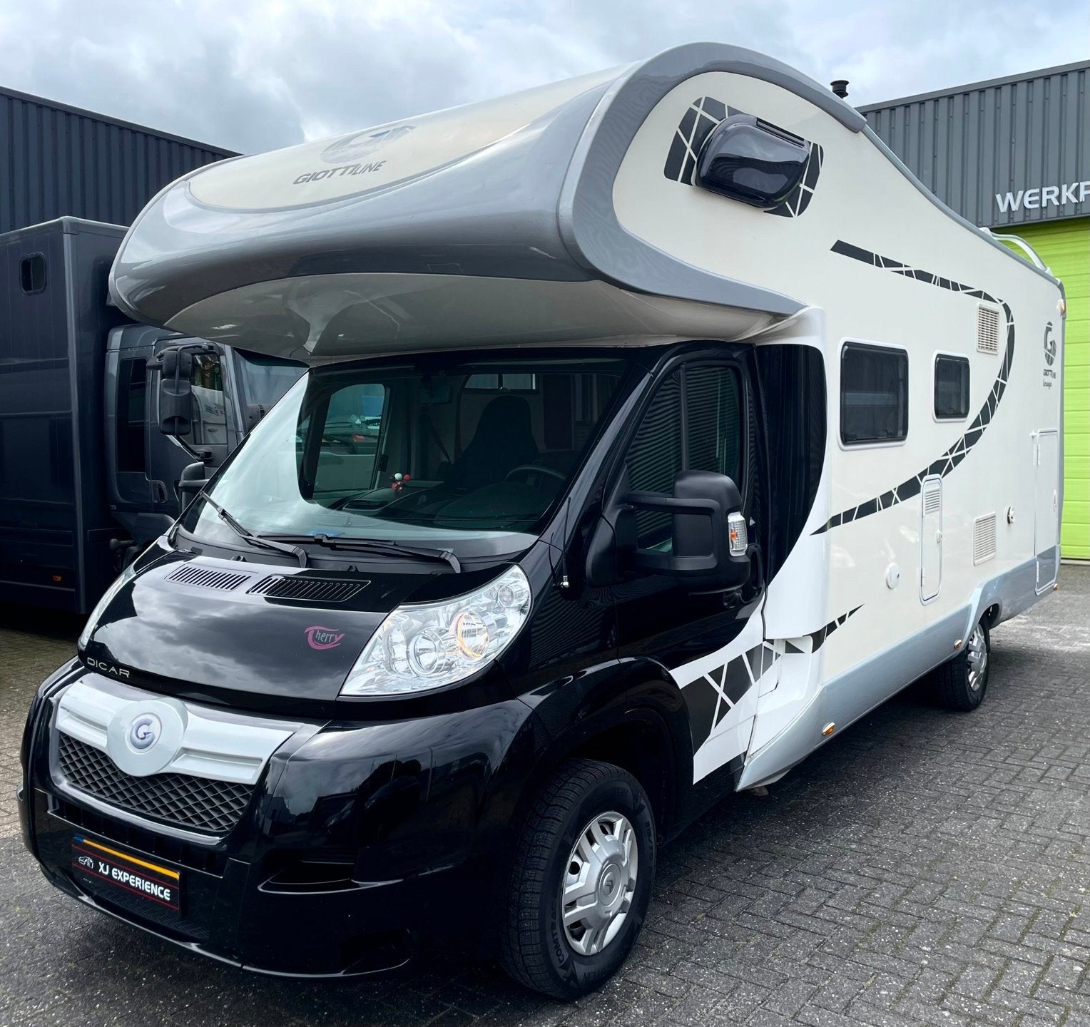 Giottiline THERRY T45 2xAIRCO LEDER LUIFEL TREKHAAK BTW, Caravans en Kamperen, Campers, Overige merken, Alkoof, Bedrijf, Koelkast