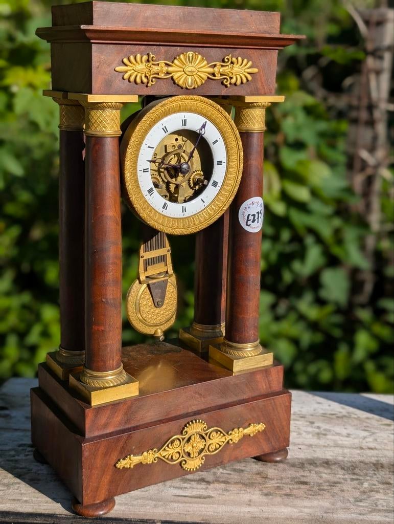 Antieke Franse mahoniehouten kolom pendule 38 cm hoog. €275., Ophalen