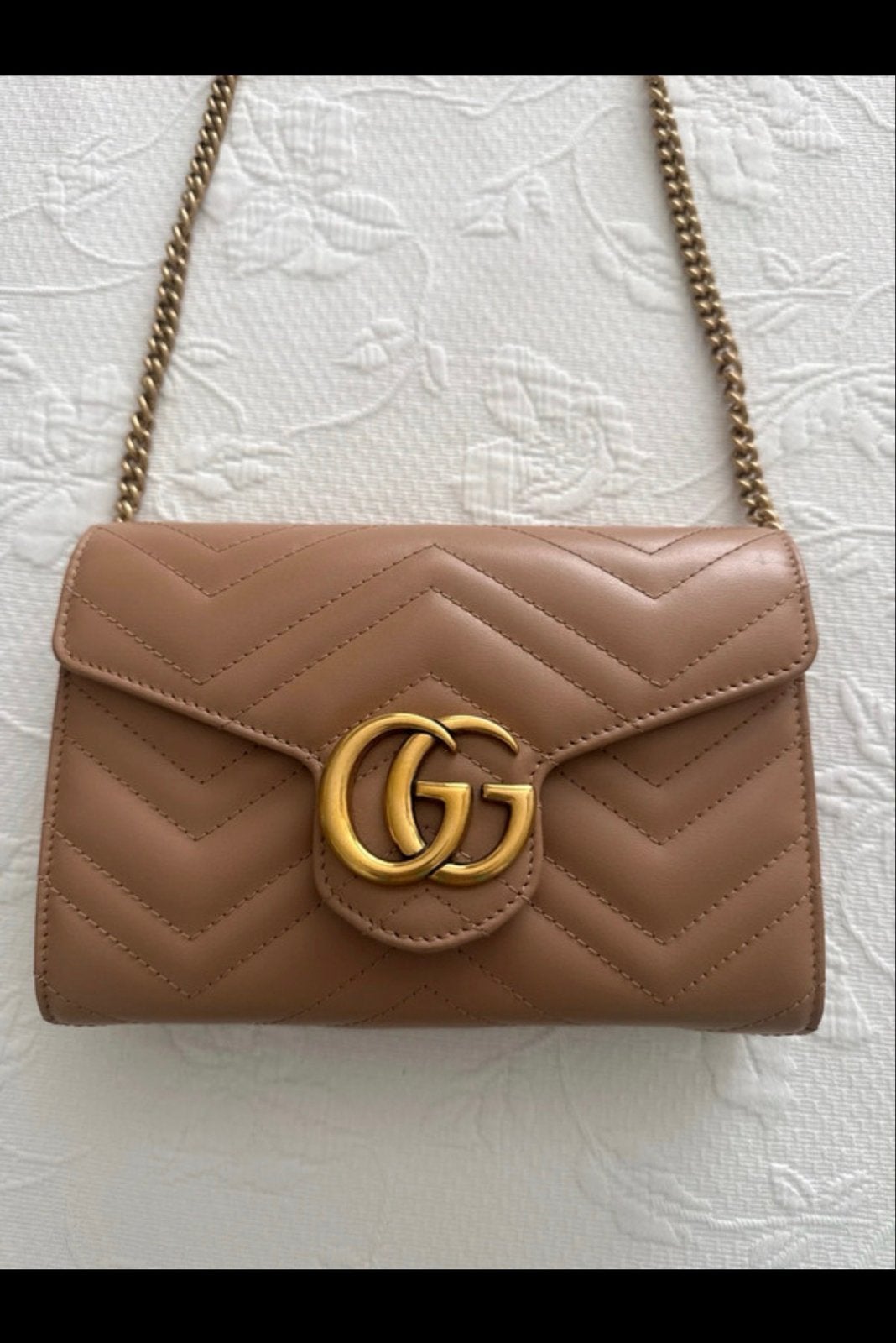 Gucci Marmont Schoudertasje - Zo goed als nieuw, Sieraden, Tassen en Uiterlijk, Ophalen, Zo goed als nieuw, Beige, Schoudertasje