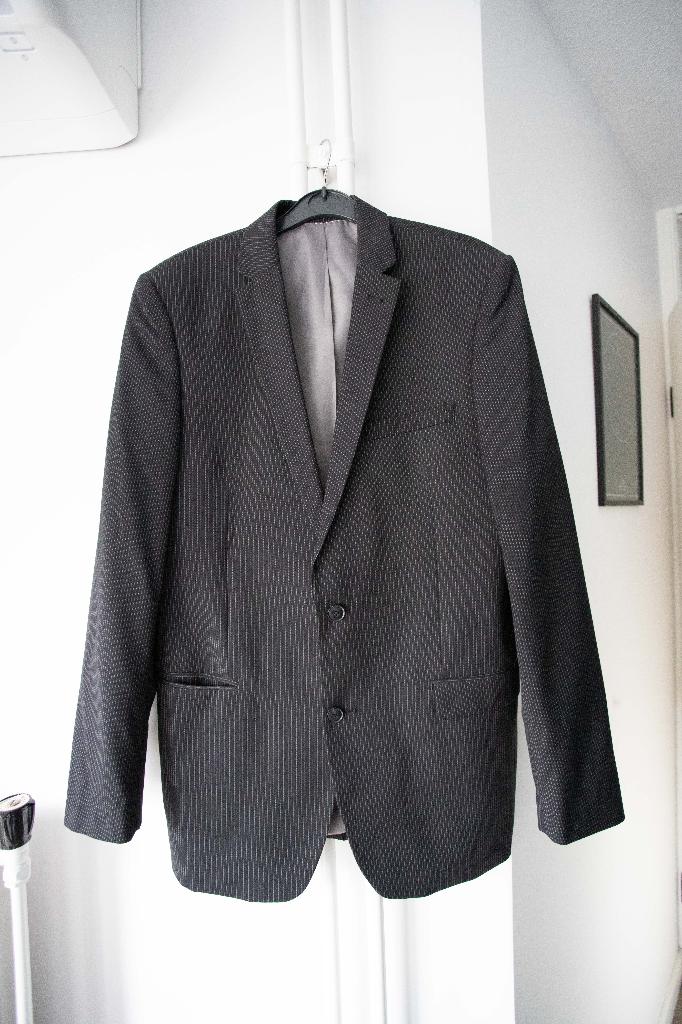 Zwart colbert met krijtstreep Angelo Litrico maat 94 (S-M), Kleding | Heren, Angelo Litrico, Ophalen of Verzenden, Zo goed als nieuw
