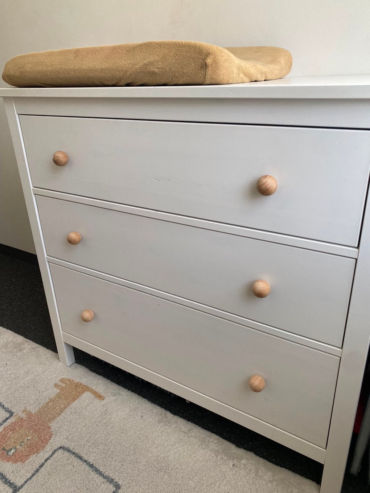 Witte commode met 3 lades en houten knoppen, Kinderen en Baby's, Kinderkamer | Commodes en Kasten, Ophalen, Gebruikt, 50 tot 70 cm
