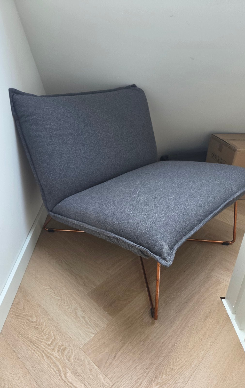 Jess Design Earl Fauteuil - Grijs met Koperen Poten, Huis en Inrichting, Ophalen of Verzenden, Zo goed als nieuw, Stof, 50 tot 75 cm