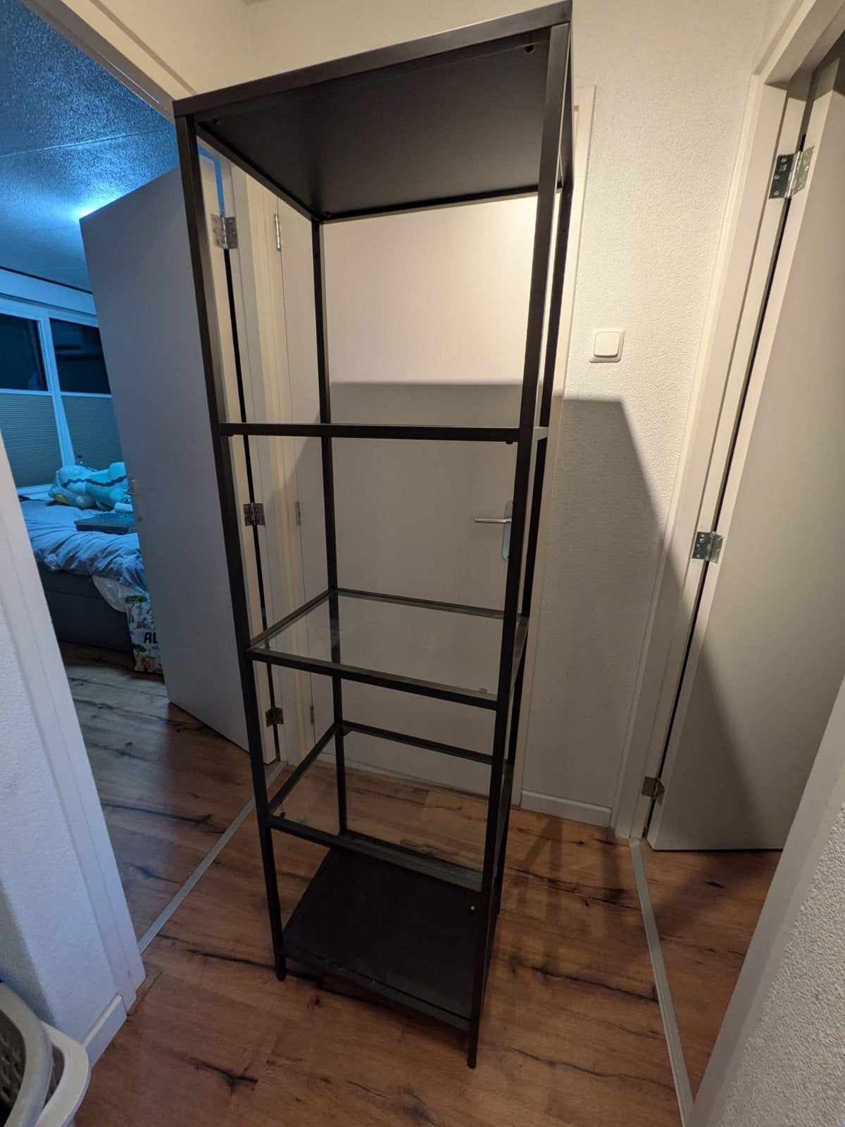 Ikea vitrinekast - Zwart metaal met glazen planken, Huis en Inrichting, Kasten | Vitrinekasten, Ophalen, Met plank(en), Gebruikt